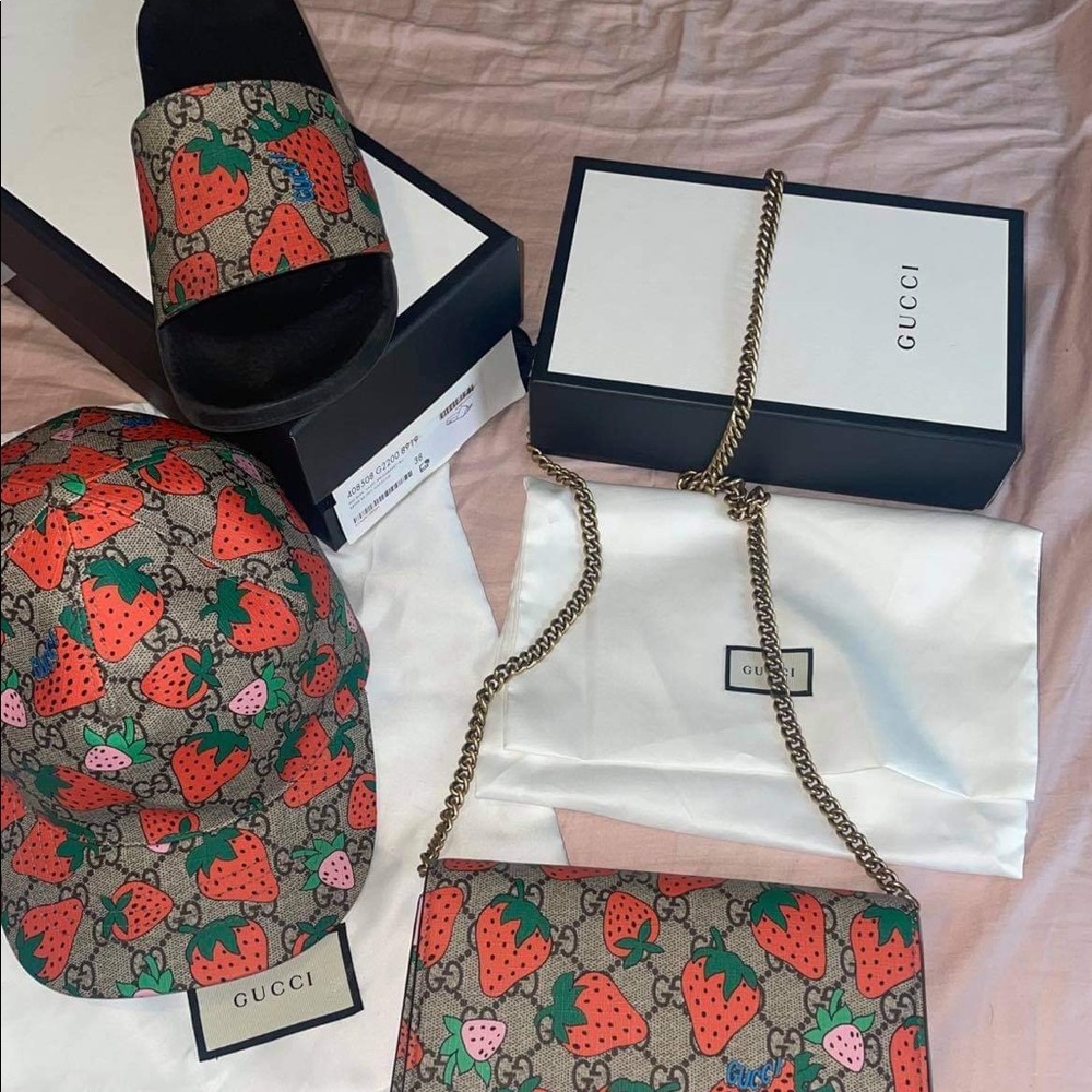 Gucci gg Monogram strawberry set